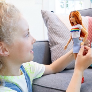 PAPUSA BARBIE FASHIONISTA CU FUSTITA SI TRICOU CURCUBEU - Img 7
