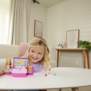 Set papusi Barbie Family and Friends Chelsea, petrecere cu ceai, accesorii picnic, multicolor, 30.5x24x8cm - Img 4