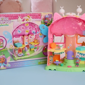 GABBYS DOLLHOUSE FAIRYLANDIA SET DE JOACA ZANA MAGICA FLUTTER CU FIGURINA GABBY INCLUSA - Img 2
