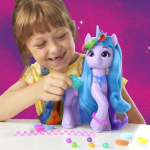 Figurină My Little Pony cu păr curcubeu – Izzy Moonbow și accesorii colorate