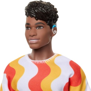 BARBIE PAPUSA BAIAT FASHIONISTAS CU TRICOU CU DUNGI ALBE SI PORTOCALII SI APARATE AUDITIVE - Img 4