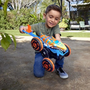 HOT WHEELS MONSTER TRUCK SHARKS VS DINOS MASINA CU TELECOMANDA TIGER SHARK CLIMBER - Img 5