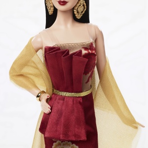 Papusa Barbie Signature Anul Nou 2026, rochie rosie cu motive florale aurii, capa aurie, 33x20.5x7.5cm, multicolor - Img 4