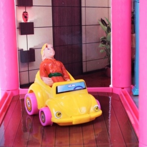 Casuta de papusi MalPlay de construit, cu mobilier si figurine, 136 piese - Img 7