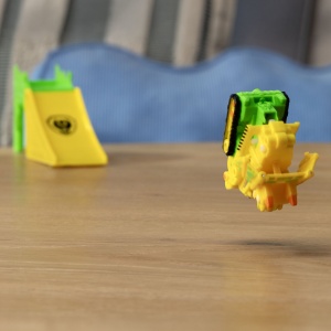 PATRULA CATELUSILOR FILMUL CU DINOZAURI SET VEHICUL CU RAMPA SI FIGURINA RUBBLE - Img 4