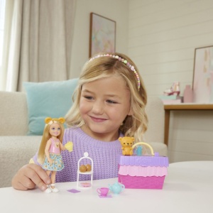 Set papusi Barbie Family and Friends Chelsea, petrecere cu ceai, accesorii picnic, multicolor, 30.5x24x8cm - Img 5