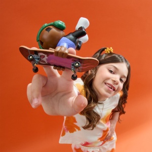 TECH DECH SK8 CREW PACHET PLACA SI FIGURINA 9.6CM CASTI VERZI - Img 3