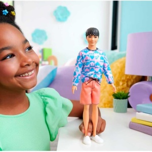 BARBIE PAPUSA BAIAT FASHIONISTAS CU BLUZA CU INIMIOARE - Img 3