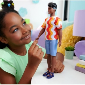 BARBIE PAPUSA BAIAT FASHIONISTAS CU TRICOU CU DUNGI ALBE SI PORTOCALII SI APARATE AUDITIVE - Img 3