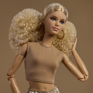 BARBIE SIGNATURE PAPUSA BARBIE BASIC MODEL 07 BLONDA - Img 10