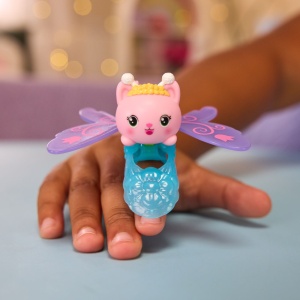 Figurină Gabbys Dollhouse Fairylandia inel de zână cu figurina Kitty Fairy, multicolor, 12.7x11.11x8.89cm - Img 3