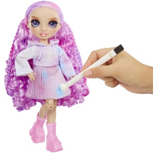 Păpușă Rainbow High cu vopsea aquarelă – design unic și ochi mov