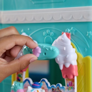 GABBYS DOLLHOUSE FILMUL SET BALCONUL DIN DULCIURI SI FIGURINA PISICA CAKEY CU ACCESORII - Img 3