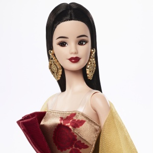 Papusa Barbie Signature Anul Nou 2026, rochie rosie cu motive florale aurii, capa aurie, 33x20.5x7.5cm, multicolor - Img 5