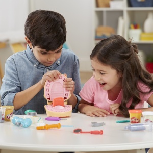 PLAY-DOH SET DENTISTUL CU ACCESORII SI DINTI COLORATI - Img 3