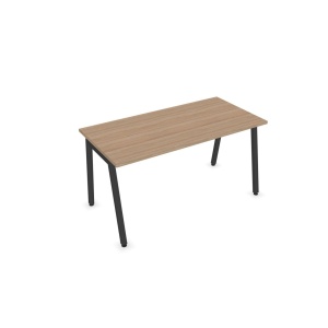 Birou Nova A de la Narbutas, cu dimensiunile 140 x 70 x 74 cm, fabricat din melamină stejar chihlimbar cu picior metalic gri închis.