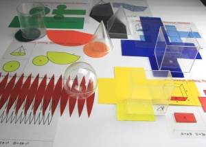 Set corpuri geometrice pentru umplere – cu rețele, secțiuni și formule, 10 cm, din plastic reciclat