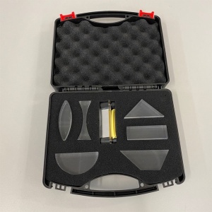 Un set de lentile acrilice într-o carcasă de plastic