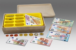 Casă de marcat pentru bani Euro didactici, 130 bancnote + 160 monede, în cutie din RE-Wood cu inserție - Img 3