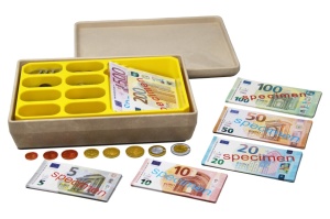 Casă de marcat pentru bani Euro didactici, 130 bancnote + 160 monede, în cutie din RE-Wood cu inserție
