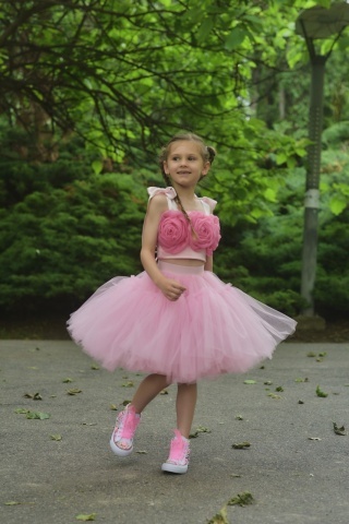 Compleu fete couture cu top reglabil roz bombon, flori supradimensionate și fustă voluminoasă din tulle – Bella Rosa - Img 2