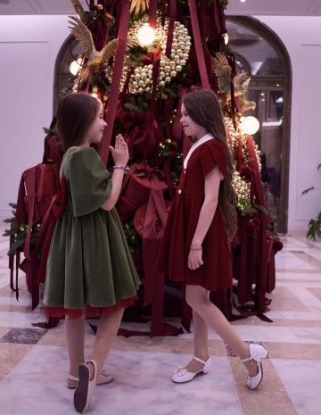 Rochie fete din catifea roșie, Rouge cu guler alb și mâneci lalea – model elegant - Img 5