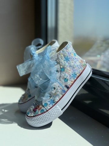 Teniși fete Elsa & Anna Frozen, perle albe și baby blue, fundă organza – Handmade