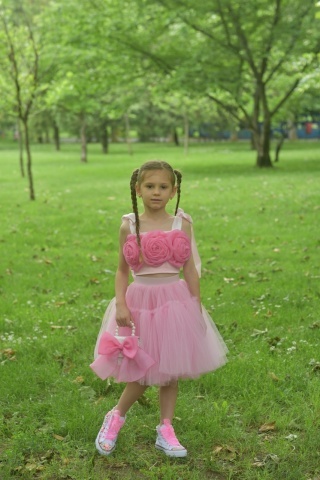 Compleu fete couture cu top reglabil roz bombon, flori supradimensionate și fustă voluminoasă din tulle – Bella Rosa - Img 11