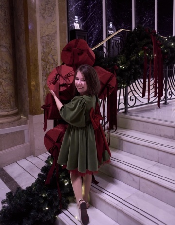 Rochie copii din catifea olive, cu fundă roșie și mâneci clopot – rochie de Crăciun, Holly Dress
