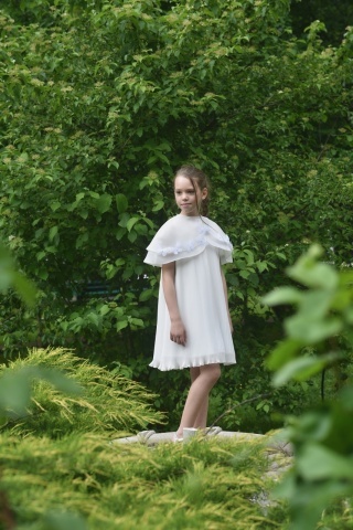 Rochie couture de ocazie pentru fete din voal plisat cu capă detașabilă și flori 3D – Éloire