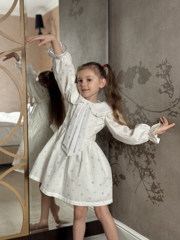 Rochie fete 100% bumbac cu imprimeu inimioare aurii, guler cu fundiță și mâneci bufante – Mini Amour - Img 3