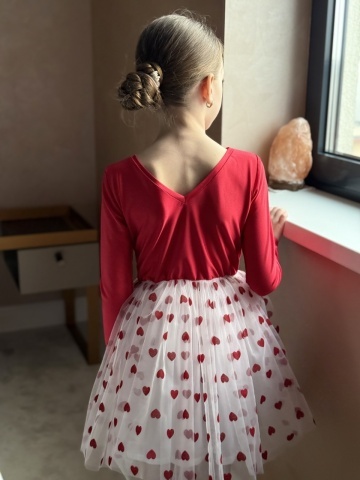 Rochie fete roșie cu tul alb și inimioare roșii brodate 3D – 8 Martie - Rochie elegantă tematică Love - Img 8