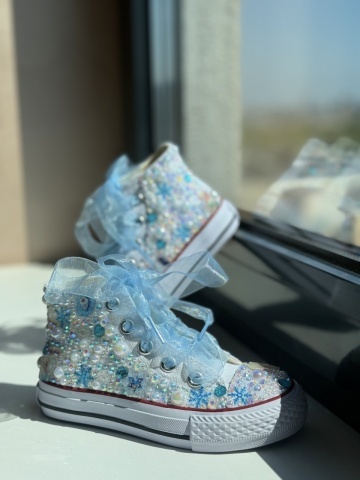 Teniși fete Elsa & Anna Frozen, perle albe și baby blue, fundă organza – Handmade - Img 8