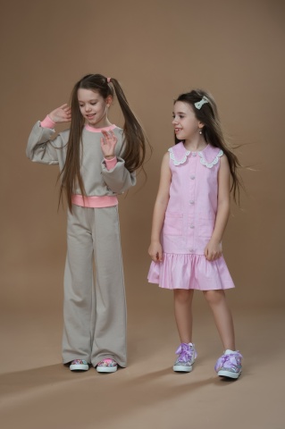 Trening bumbac copii Light Mocha Mousse cu mâneci oversize și pantaloni culottes - Img 5