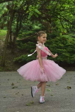 Compleu fete couture cu top reglabil roz bombon, flori supradimensionate și fustă voluminoasă din tulle – Bella Rosa - Img 8