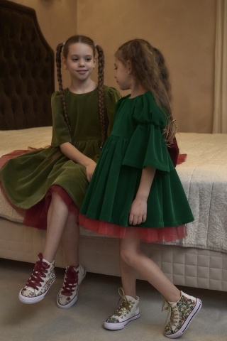 Rochie copii din catifea verde, cu fundă roșie și mâneci clopot – rochie de Crăciun, Holly Dress - Img 7