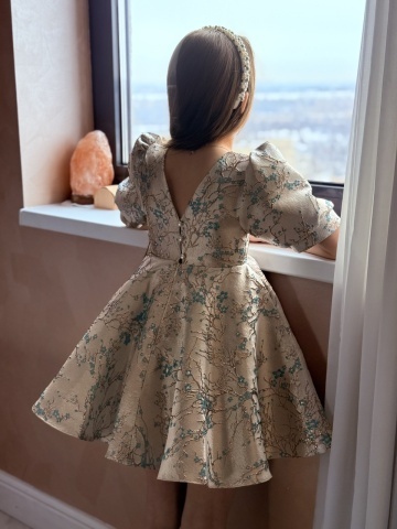 Rochie fete din brocard premium cu broderie florală și mâneci bufante, Fleur - Img 9