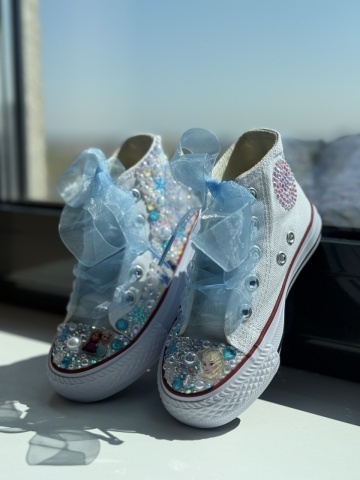 Teniși fete Elsa & Anna Frozen, perle albe și baby blue, fundă organza – Handmade - Img 5