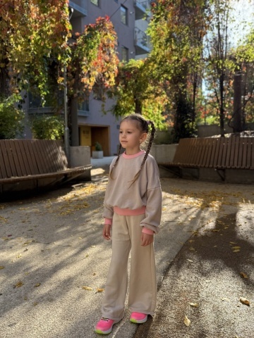 Trening bumbac copii Light Mocha Mousse cu mâneci oversize și pantaloni culottes