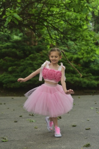 Compleu fete couture cu top reglabil roz bombon, flori supradimensionate și fustă voluminoasă din tulle – Bella Rosa