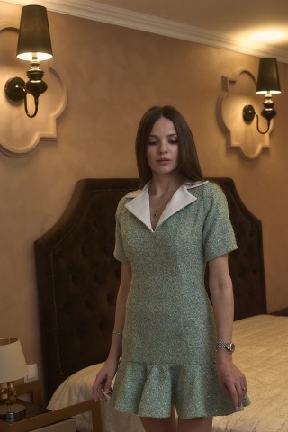 Rochie damă tweed verde cu inserții aurii, guler alb și pliuri elegante - pentru sezonul rece și sărbători - Img 5