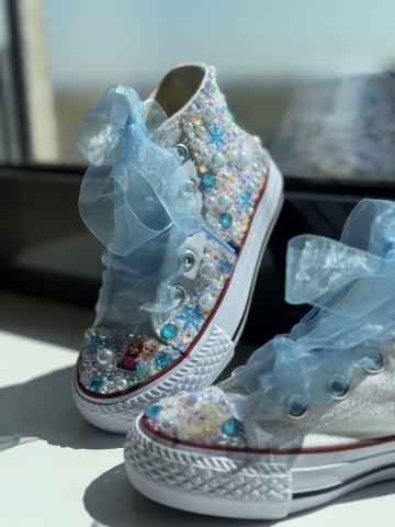Teniși fete Elsa & Anna Frozen, perle albe și baby blue, fundă organza – Handmade - Img 2