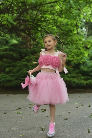 Compleu fete couture cu top reglabil roz bombon, flori supradimensionate și fustă voluminoasă din tulle – Bella Rosa - Img 5