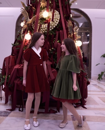 Rochie copii din catifea olive, cu fundă roșie și mâneci clopot – rochie de Crăciun, Holly Dress - Img 2