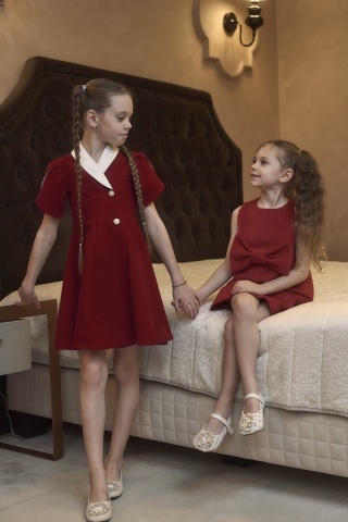 Rochie fete din catifea roșie, Rouge cu guler alb și mâneci lalea – model elegant - Img 9