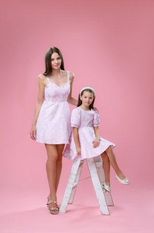 Set mama-fiica din brocart roz cu maneci bufante, Mia - Img 4