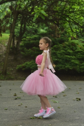 Compleu fete couture cu top reglabil roz bombon, flori supradimensionate și fustă voluminoasă din tulle – Bella Rosa - Img 9