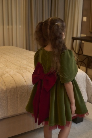 Rochie copii din catifea olive, cu fundă roșie și mâneci clopot – rochie de Crăciun, Holly Dress - Img 12