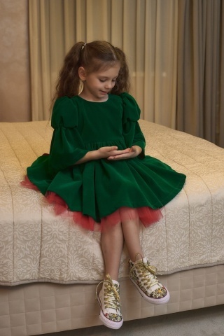 Rochie copii din catifea verde, cu fundă roșie și mâneci clopot – rochie de Crăciun, Holly Dress - Img 9