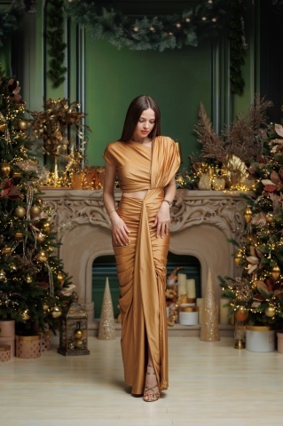 Rochie damă lungă de seară elegantă bodycon bej-aurie cu crăpătură pe picior – SABÉ Couture Dulcinea - Img 5
